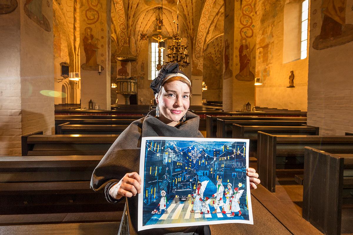 Joulukalenterin kuvittaja Annastiina Mäkitalo on jouluihminen. Hänen viisihenkisen perheensä aaton ohjelmaan kuuluu jouluhartaus Lohjan Pyhän Laurin kirkossa.